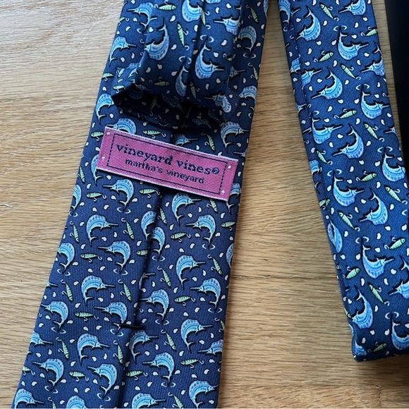 đł Vineyard Vines Boysâ Swordfish Tie - Picture 5 of 9